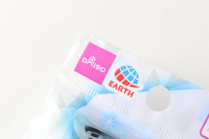 ダイソーとアース製薬のロゴが並んだパッケージの一部