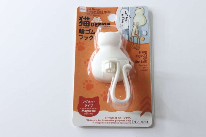白い猫デザイン輪ゴムフックがパッケージに入っている