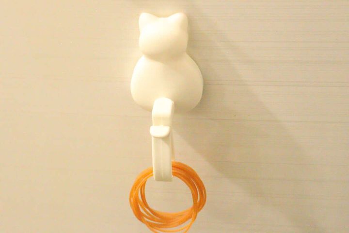 冷蔵庫に設置された猫デザイン輪ゴムフックに輪ゴムが掛かっている