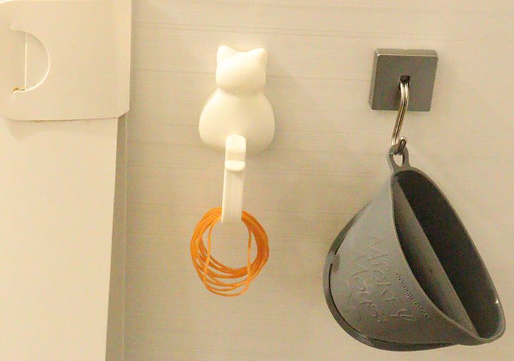 冷蔵庫に設置された猫デザイン輪ゴムフックと輪ゴム、ミトン