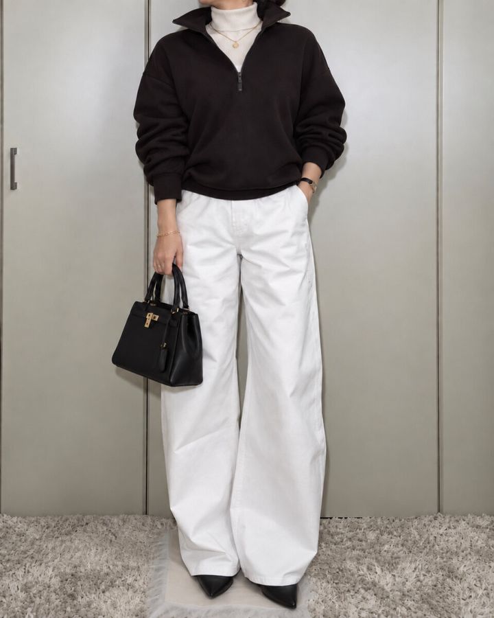白タートルと白ワイドパンツのモノトーンコーデを着た女性