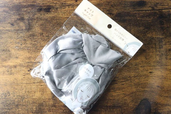 セリアのナイトキャップがパッケージに入り斜め上から撮影されている