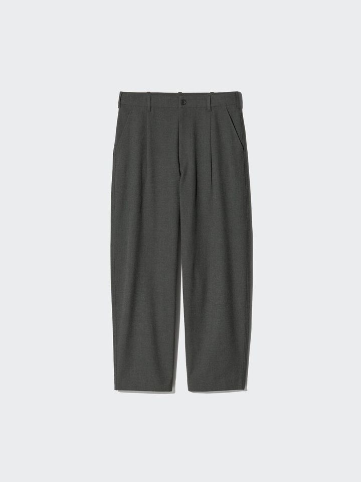 タックとポケットが見える緑がかったグレーのワイドパンツ