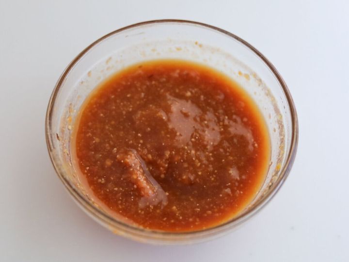 透明なガラスボウルに入った、味噌、みりん、しょうゆ、砂糖、おろししょうがを混ぜ合わせた味噌だれ