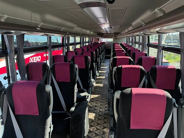 京王バスが高速バスの新車両を導入！充電設備充実＆シートや床面などのデザインを刷新