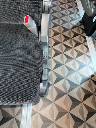 京王バスが高速バスの新車両を導入！充電設備充実＆シートや床面などのデザインを刷新