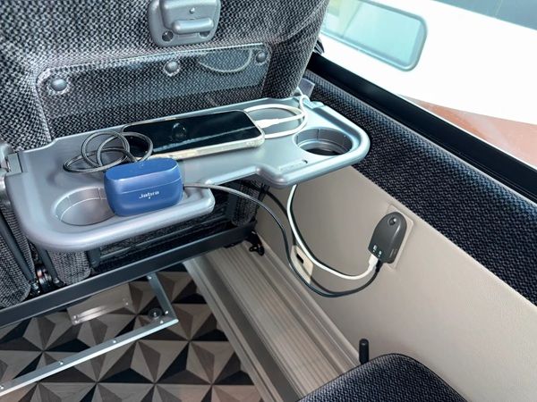 京王バスが高速バスの新車両を導入！充電設備充実＆シートや床面などのデザインを刷新
