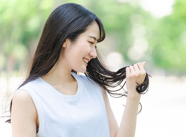 髪の毛をみる女性