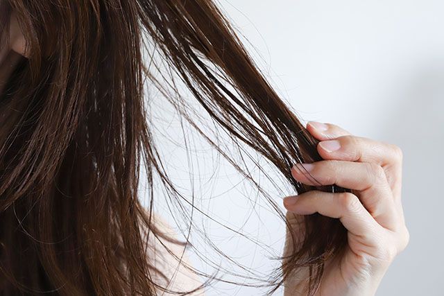 髪の指通りを確認する女性