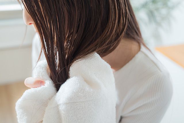 タオルドライをする女性