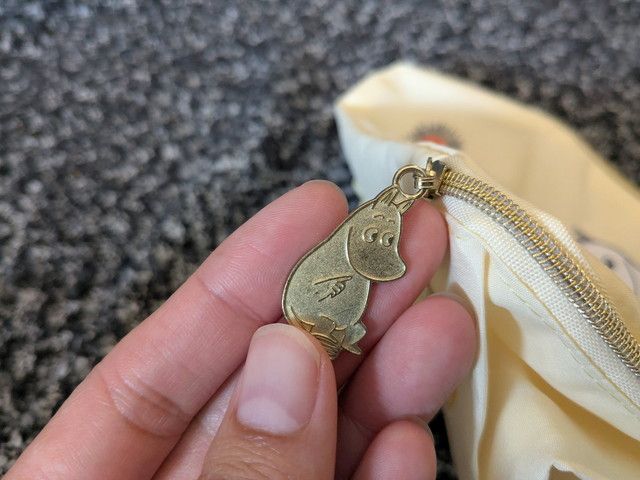 真鍮製ムーミンチャームのファスナー引き手のディテール写真