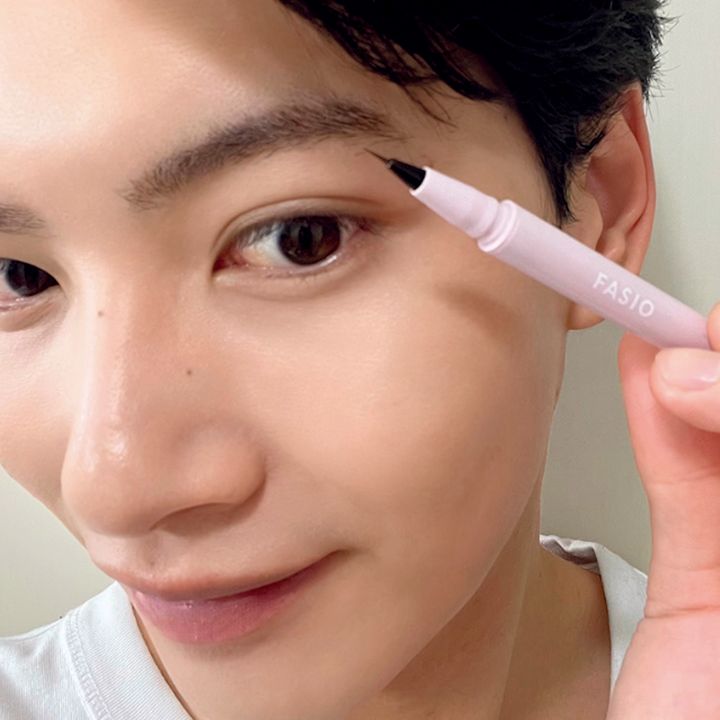 日本化粧品検定1級を持つ俳優の神谷空さんが、話題の新感覚アイブロウをお試し！