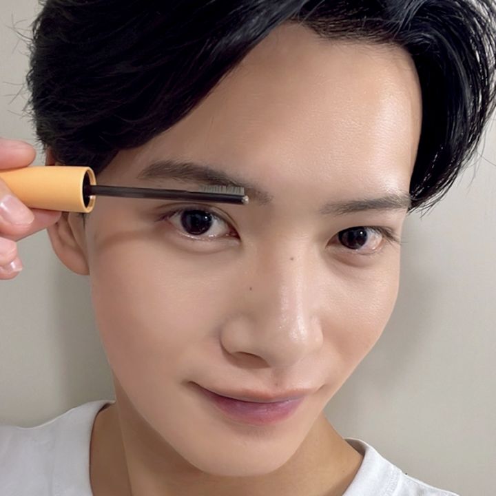 日本化粧品検定1級を持つ俳優の神谷空さんが、話題の新感覚アイブロウをお試し！