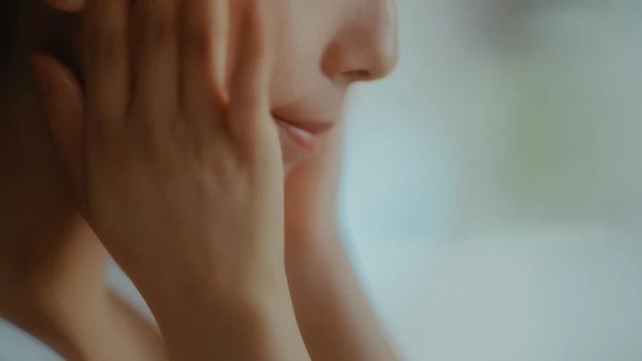 エリクシール 新ブランドミッションムービー 「この肌を、生きるを、愛する。」の1コマ②