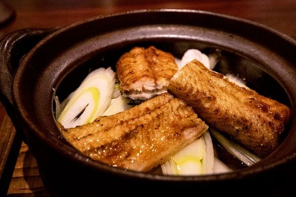 【東京都】炭火で焼き上げた鰻と自慢の出汁が溶け合う「鰻鍋」が主役！「人形町 梅田」からディナー限定コースが登場