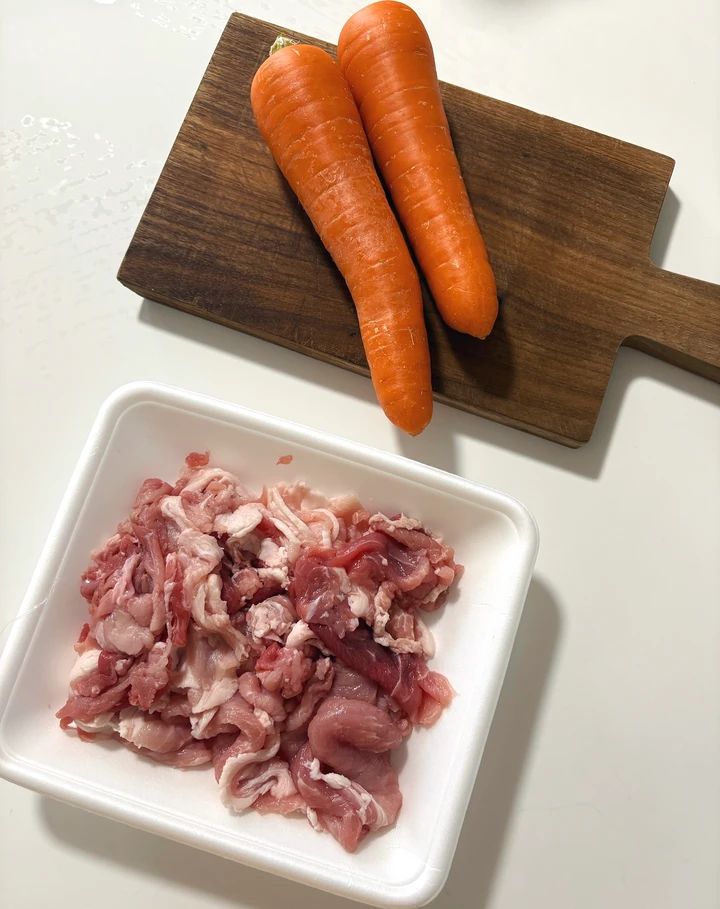 長谷川あかり 材料 豚肉とにんじんの甘酸っぱいからし炒め