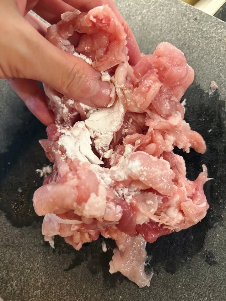 長谷川あかり 豚肉とにんじんの甘酸っぱいからし炒め 豚肉に下味をつけているところ