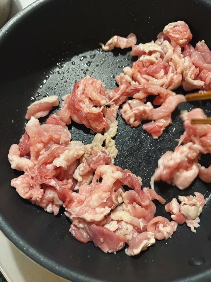 長谷川あかり ご自愛ごはん 豚肉とにんじんの甘酸っぱいからし炒め 豚肉を炒めているところ
