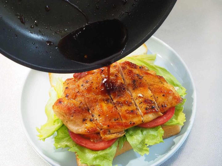 鶏むね肉の照り焼きチキンサンドイッチ
