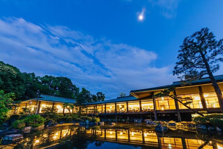 神苑に隣接する平安神宮会館