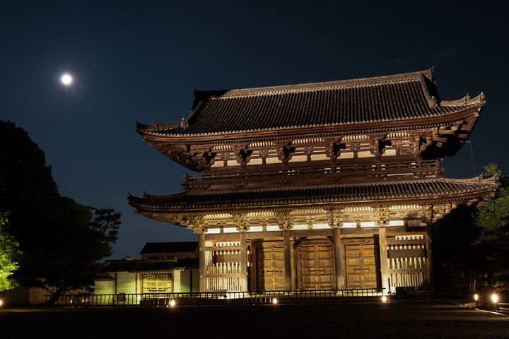 仁和寺の「二王門」と空に昇る月