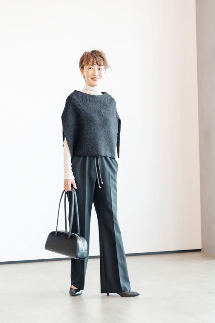 ニットケープ ブラック￥5,990※9月下旬発売予定、ラメシアーリブタートルネックセーター ホワイト¥8,990、シェイプリザーブソフトフレアイージーパンツ ブラック¥9,990、ワイドボストンバッグ ブラック¥9,990、ポインテッドトゥパンプス ブラック¥9,990