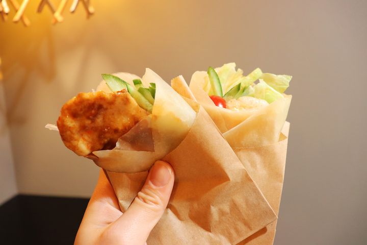 「よだれ鶏風」（左）と「海老マヨ」（右）