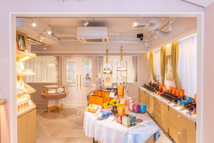 本店限定品を求めて「極上はちみつ紅茶」を手がける「Lakshimi神戸本店ティーガーデン」へ