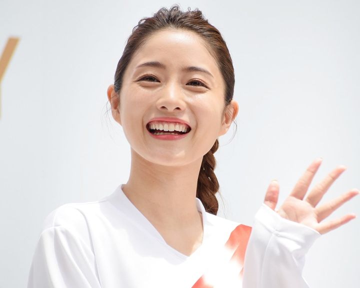 「一重・奥二重のかわいい女性芸能人」ランキング4位の石原さとみさん