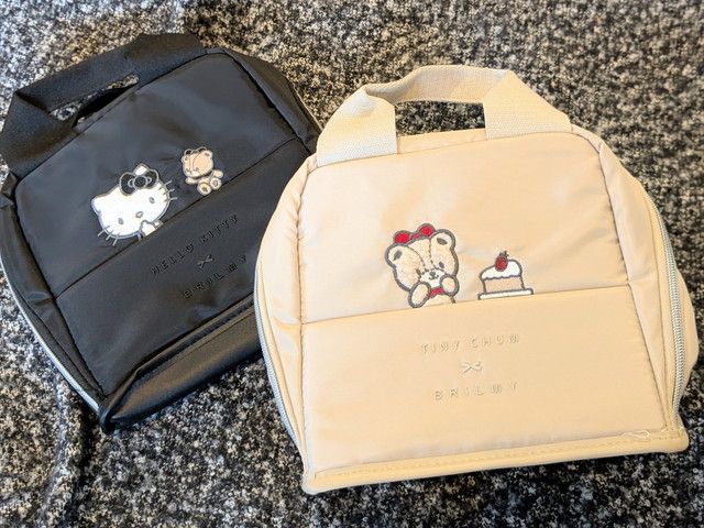 BLACK ver.とBEIGE ver.のスタンドポーチを並べた全体写真