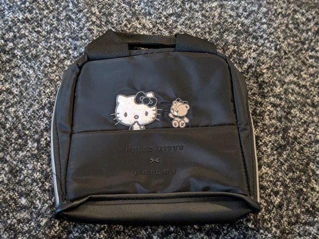 BLACK ver.のスタンドポーチ単体のアップ写真