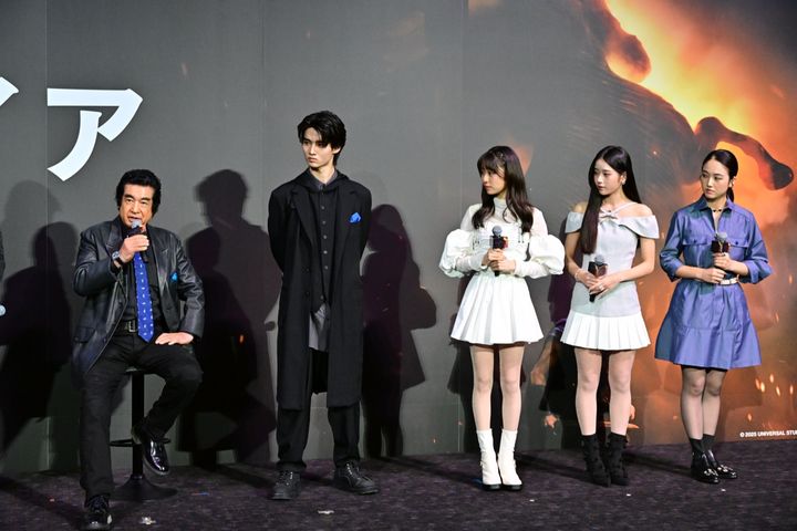 映画『オデュッセイア』吹替版上映イベントに登壇した藤岡弘、と藤岡真威人、三姉妹