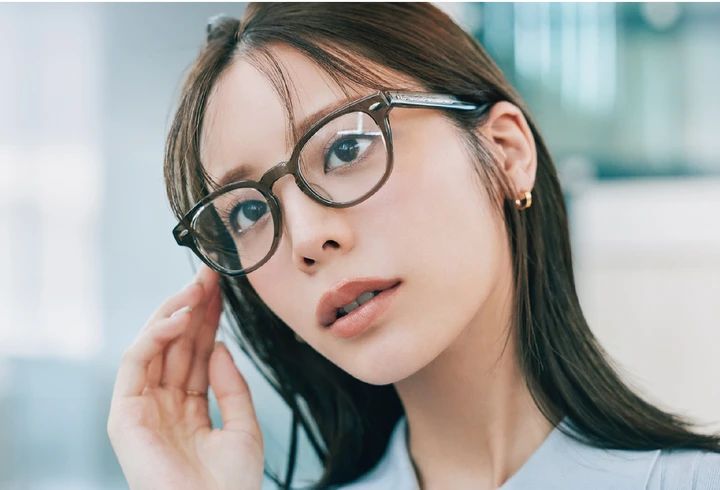  ニュアンス色の「ちょい太メガネ」で洒落見えとデキる感を両得！