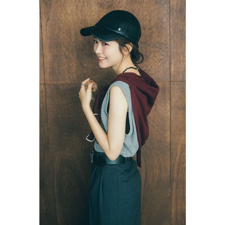 ノースリトップスにレザーキャップをかぶった桐谷美玲さん