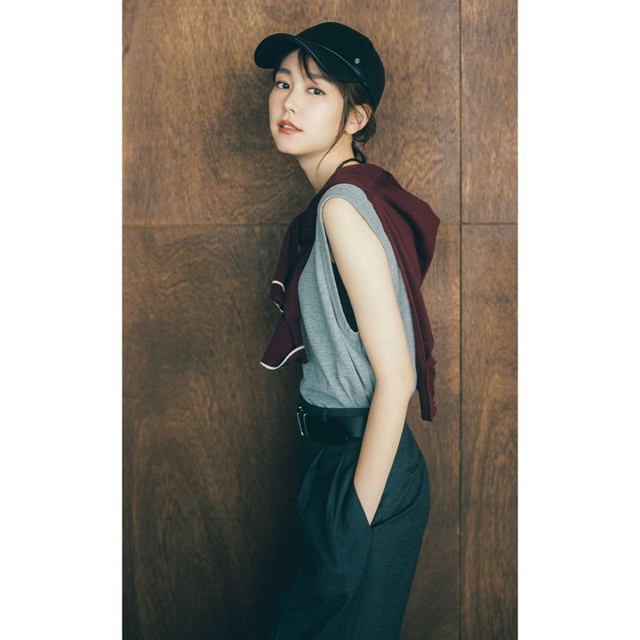 ノースリトップスにレザーキャップをかぶった桐谷美玲さん