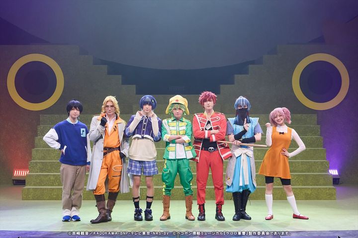 ペコポン侵略ミュージカル『ケロロ軍曹』舞台写真 （C）吉崎観音／KADOKAWA・BNP・テレビ東京・NAS・BV （C）ペコポン侵略ミュージカル『ケロロ軍曹』製作委員会であります。 width=