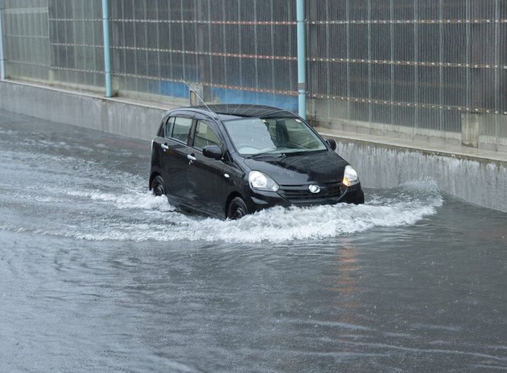 大雨の中、車を運転するリスクとは？（画像はイメージ）
