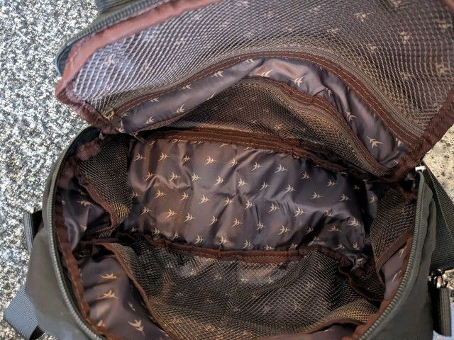 バッグを大きく開いた内部のディテール写真