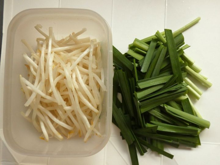 シャキうま！「もやしとニラの担々風パスタ」