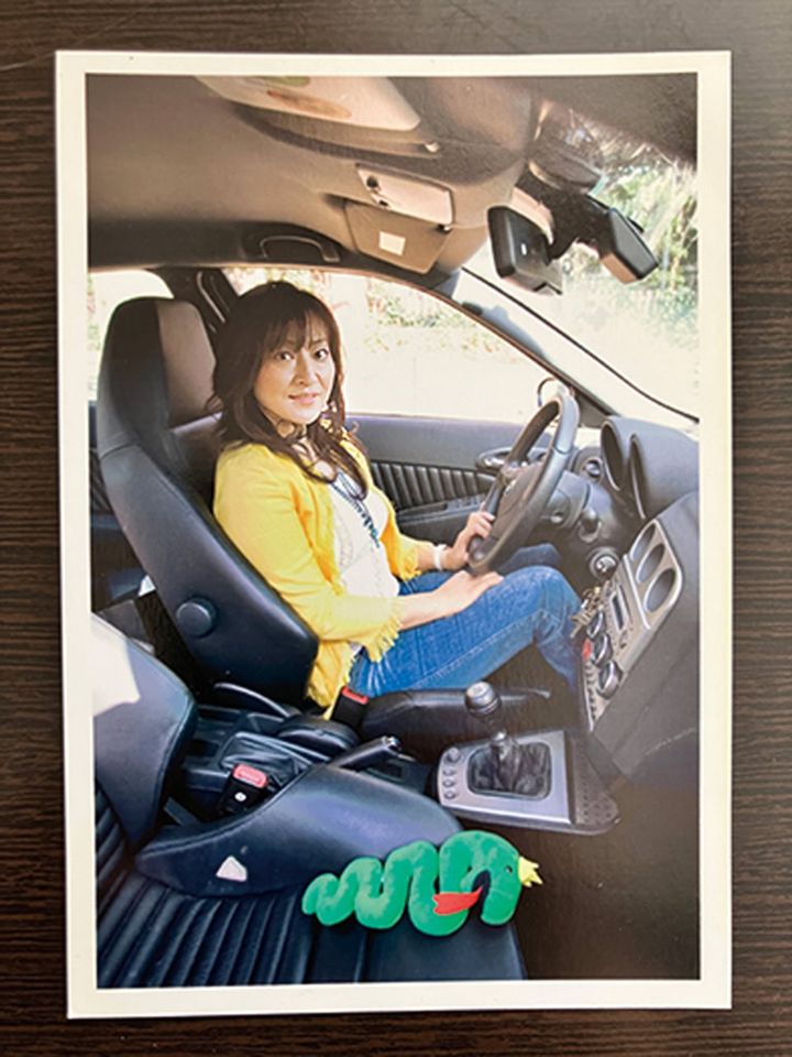 写真は40代のころの甘糟さん。「外ではハイヒールを履いて、いつだって全身ハイブランドを着ていた時代（笑）。都心にいたら続けていたのかも」