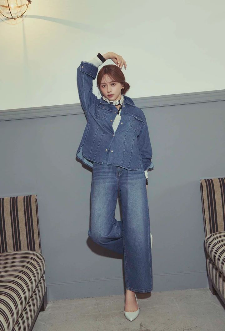 Double-Pocket Light Denim Shirt Jacket ¥14,300 One-Tuck Wide Denim Pants ¥15,400 Cotton Silk Henley Top ¥11,000 Variation Silk Scarf ¥6,600