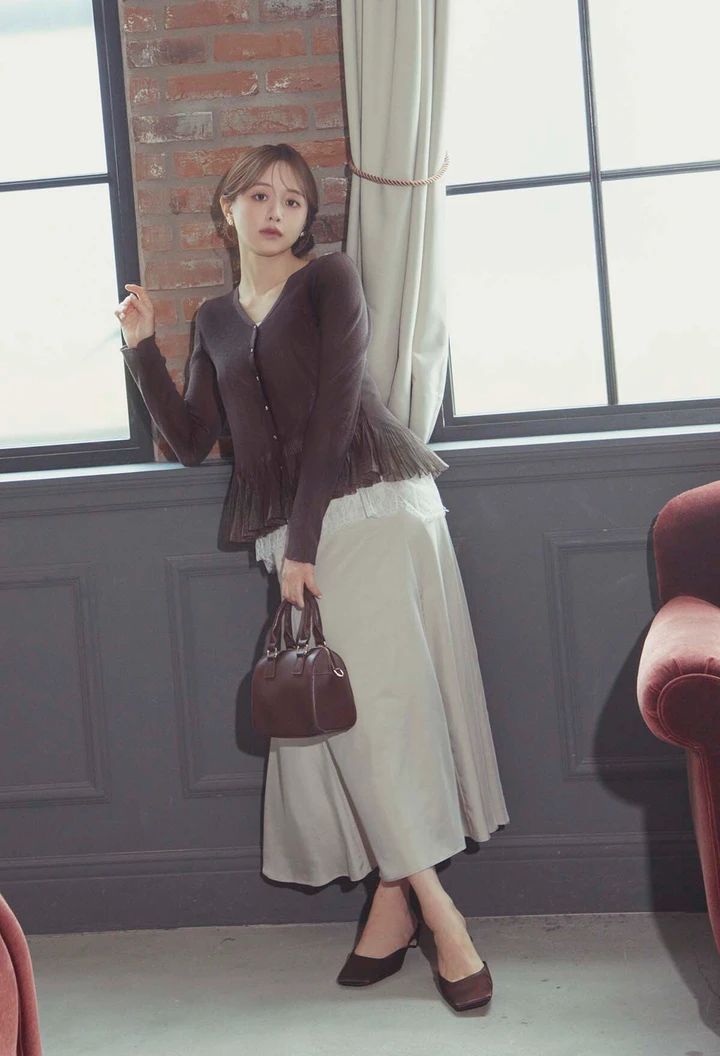 Sheer Peplum Knit ¥14,300 Lace-Docking Camisole ¥6,600 Fibril Silky Flare Skirt ¥16,500