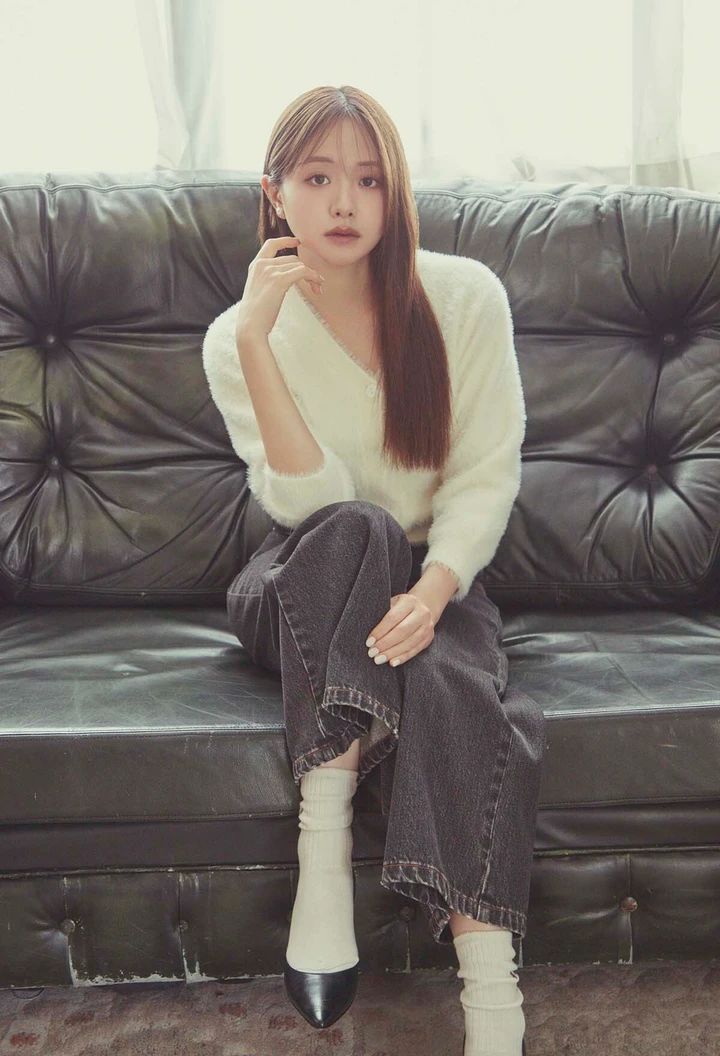 2 Way Feather Cardigan ¥12,100 KUROKI DENIM Flare Wide Jeans ¥13,900 Embroidered Rib Socks ¥1,980
