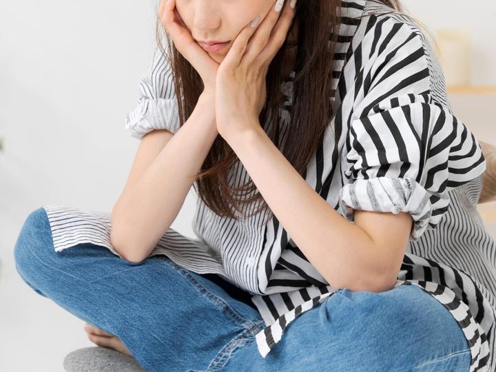 【公認心理師が回答】職場の人間関係を面倒に感じたり、人間関係に疲れを感じたりすることは誰にでもあるものです。自分と異なる価値観を持つ人と付き合いは、心の負担になってしまうこともあるでしょう。そうした職場の人間関係を楽にするコツをご紹介します。（※画像：PIXTA）