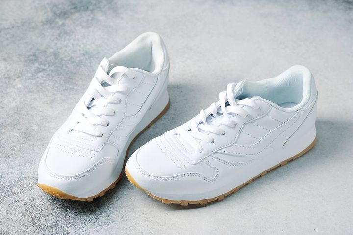 雨でぬれたスニーカーをうまく乾かすコツは？（画像はイメージ）