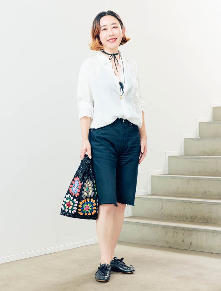 シャツ／ギャルリー・ヴィー デニムパンツ／ヴィンテージ バッグ／アシシュ ロングネックレス／レナード ビジュー チョーカー／ノーブランド
