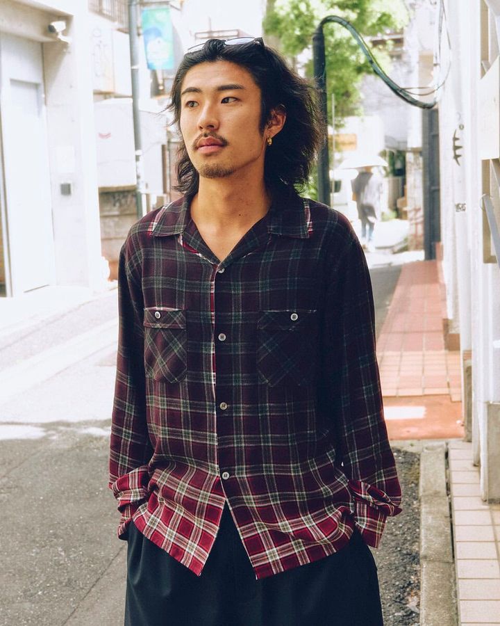 【20代スナップ＠原宿】シャツをメインに見せるために他のアイテムはすべて黒で控えめに