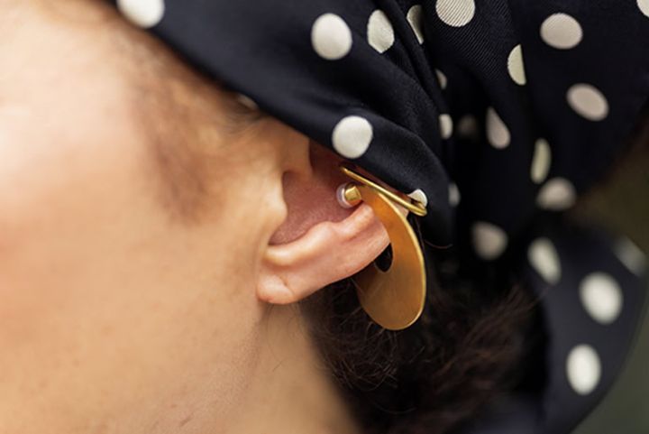 スタイリストの二井里佳子さんが展開するブランドで真鍮×パールのイヤーカフを新調。ミニマルな装いにトライバルなモード感をプラス。
