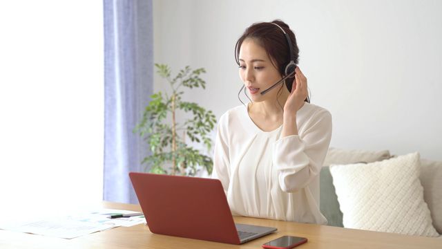 在宅勤務する女性