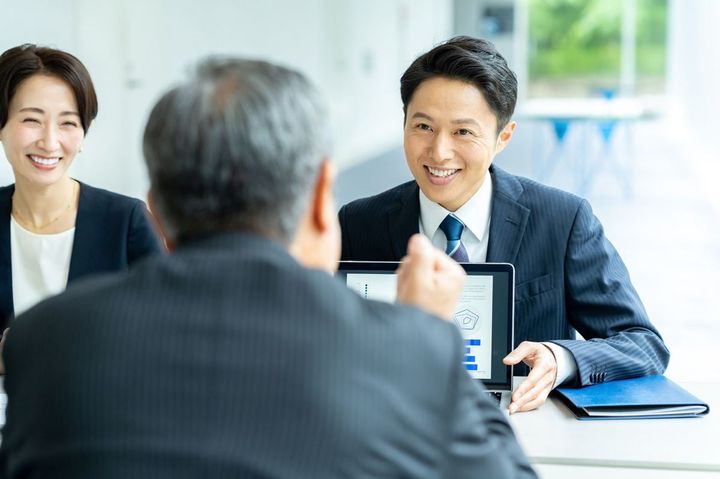 相手に「うなずかせる」ように会話を進めるといい。「はい」と答えやすい質問を続けると、別の提案にも「はい」と答えやすくなるという